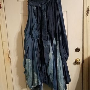 Skirt with a wide flounce tail.